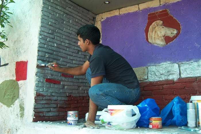 100_1935 PIREUS BOY PAINTING.jpg - 299391 Bytes